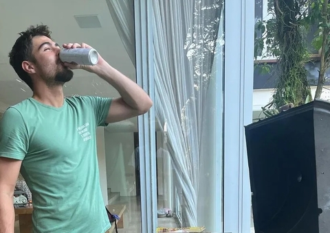 Rafa Vitti posta foto de sunga fazendo churrasco e Rodrigo Hilbert faz alerta