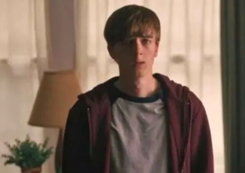 Ator de ‘Riverdale’ é condenado à prisão perpétua por matar a mãe