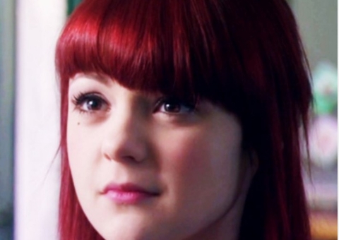 Atriz Kathryn Prescott, de ‘Skins’, é atropelada por caminhão e estado é grave