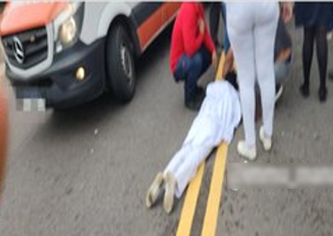 Carro atropela duas pessoas em avenida no Parque 10