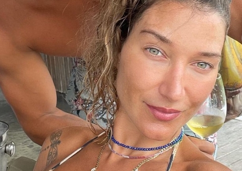 Com ex-marido em A Fazenda, Gabriela Pugliesi posa com namorado Túlio Dek na praia