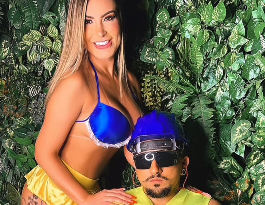 Vestida de Branca de Neve, Andressa Urach faz sexo com anão e filho filma tudo