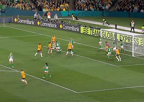 Austrália vence a Irlanda em jogo com 75 mil pessoas e estreia brasileira