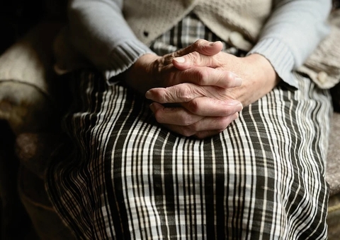 Idade avançada pode aumentar risco de ocorrer queda em casa