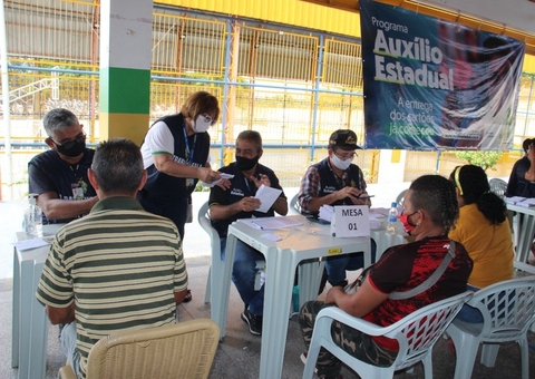 Cartão do Auxílio Estadual começa a ser entregue no interior do Amazonas