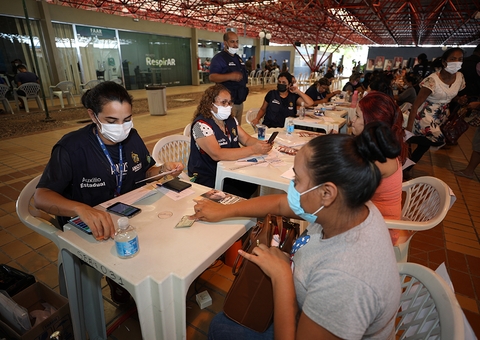 Cartão do Auxílio Estadual começa a ser entregue em Barcelos e São Gabriel da Cachoeira