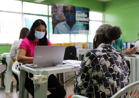 Entrega do cartão do Auxílio Estadual Permanente é prorrogada em Manaus