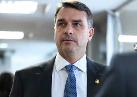 Flávio Bolsonaro visita pai e apela para estado de saúde: 'Tem soluços e está sozinho'
