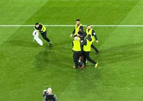 Torcedor invade campo na final da Copa Feminina e protesta sobre guerra na Ucrânia