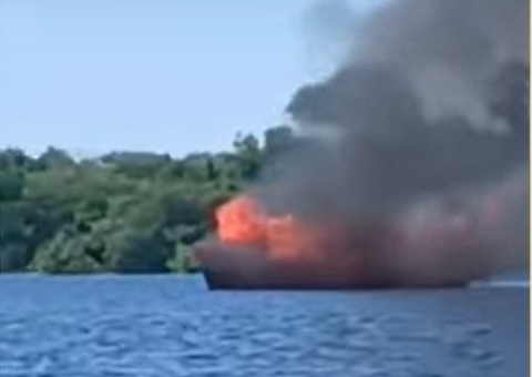 Crianças se jogam no rio para escapar de incêndio em barco em Autazes