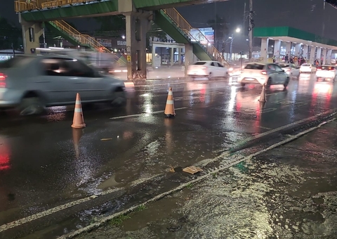 Excesso de lixo faz igarapé transbordar e causa afundamento em avenida de Manaus