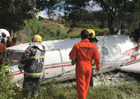 Avião se parte ao meio em grave acidente no aeroporto da Pampulha
