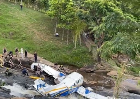 Militares correram risco de despencar durante resgate em avião que caiu com Marília Mendonça