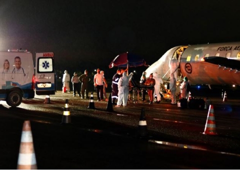 Covid: 13 pacientes de Parintins são transferidos para hospital de Manaus