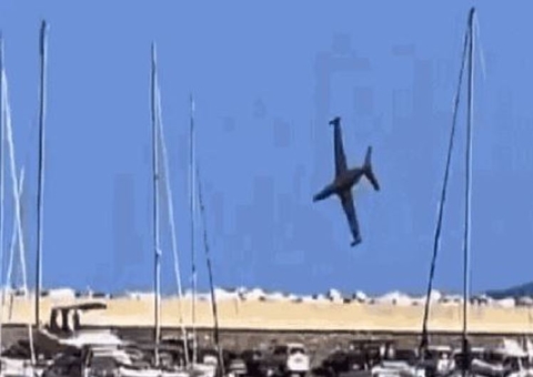 Piloto morre após avião cair no mar durante apresentação na França; vídeo