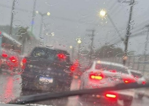 Manaus amanhece sob chuva intensa e alerta da Defesa Civil