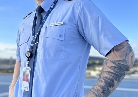 Azul autoriza uso de piercings e tatuagens à mostra para pilotos e comissários