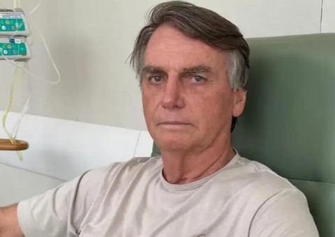 Bolsonaro sai de casa escoltado para realizar exame em Brasília