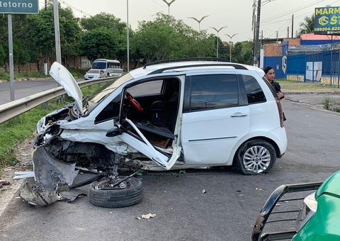 Motorista fica preso às ferragens após acidente de carro em Manaus