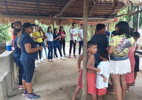 Universitários realizam ação sobre câncer de mama em aldeia indígena do Amazonas