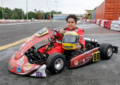 Pelci se destaca ao oferecer aulas gratuitas de kart para crianças e adolescentes