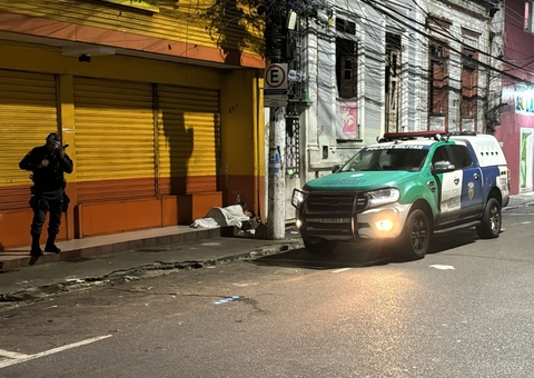 Morador de rua tem cabeça e dedos quebrados ao ser espancado no Centro de Manaus