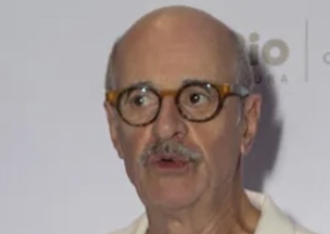 Marcos Caruso faz rara aparição com namorado no Rio