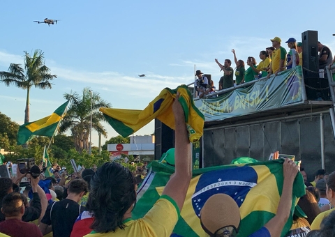 Manifestantes se reúnem na Ponta Negra no ato 'Reaja, Brasil' e criticam Lula e Moraes