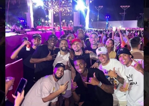 Antes de encarar o Corinthians, jogadores do Fortaleza curtem show de Thiaguinho