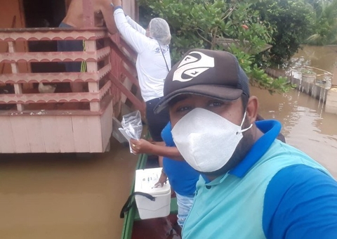 Profissionais da saúde enfrentam enchentes para vacinar no Amazonas