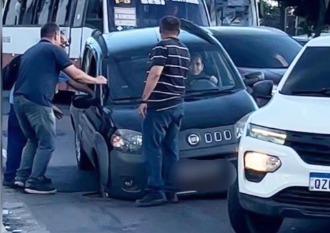 Carro despenca dentro de bueiro sem tampa na Av. Djalma Batista 