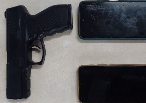 Dupla é presa com arma falsa após perseguição por ruas de Manaus