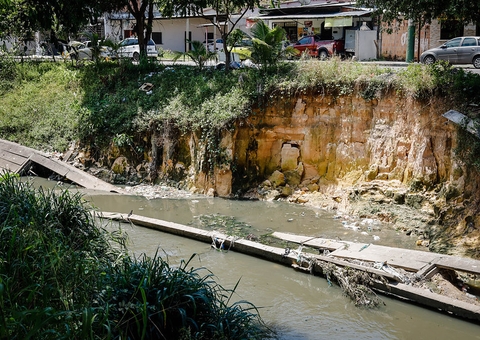 Prefeitura inicia intervenção em área afetada por buraco de 40 metros em Manaus