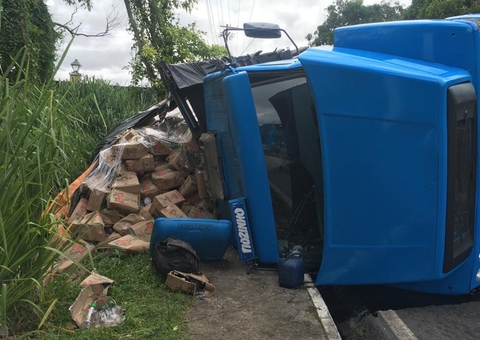 Caminhão tombado em Manaus estava com carga de Skarloff avaliada em R$ 20 mil