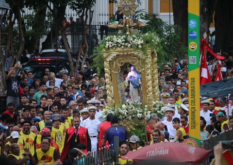 Milhares de fiéis percorrem ruas do Centro durante procissão em Manaus