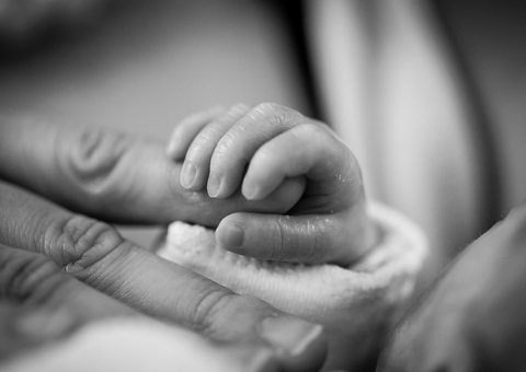 Bebê morre ao ser deixado sozinho com irmãos após mãe sair para buscar bebida no Amazonas