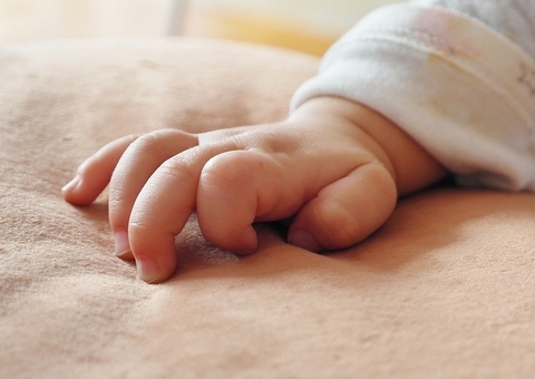 Mãe é presa com bebê de 3 meses dentro de quarto de motel em Manaus