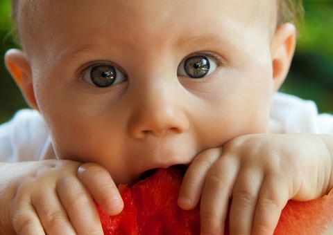Bebês devem comer quase todos os tipos de alimentos a partir dos 6 meses