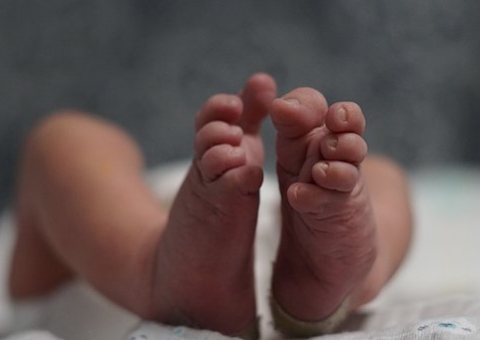 Mãe mata bebê com mais de 20 facadas após parto 