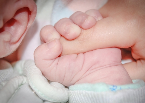 Bebê sofre corte na cabeça durante o parto e polícia apura negligência