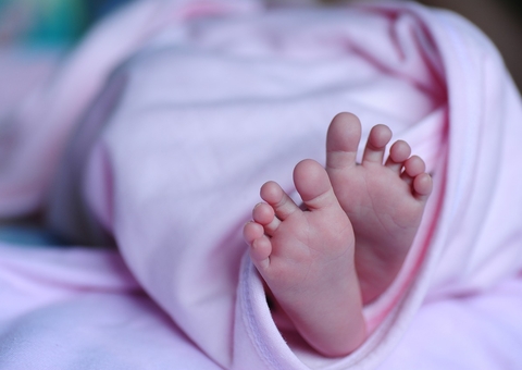 Mãe deixa filha por 3 horas em carro para ir à igreja e bebê é encontrado morto