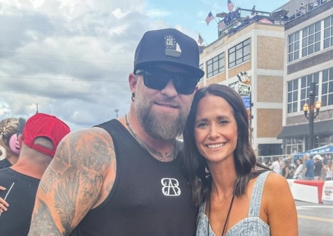 Cantor interrompe show, ajuda no parto da esposa e volta para palco: 'Noite louca'