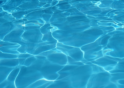 Criança de 2 anos morre afogada após cair em piscina em Manaus