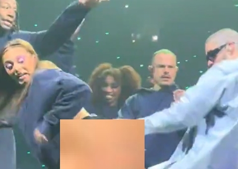 Virilha de Bad Bunny se enrosca e rasga meia-calça de dançarina durante show; vídeo