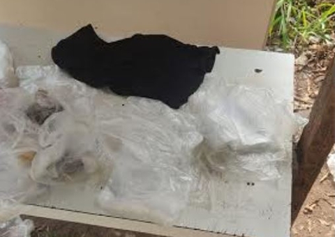 Drogas e balaclava são abandonadas por traficantes ao avistarem PM em Manaus