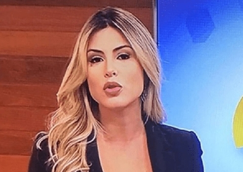 Apresentadora acusa Record de demiti-la por causa de fotos de biquíni