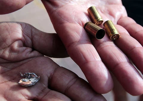 Pistoleiros invadem estabelecimento e atiram em funcionário no Amazonas