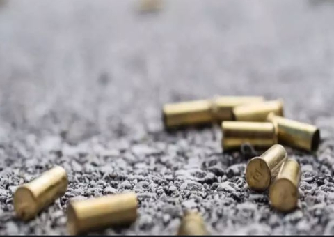 Amigos são 'fuzilados' enquanto bebiam na frente de mercadinho em Manaus