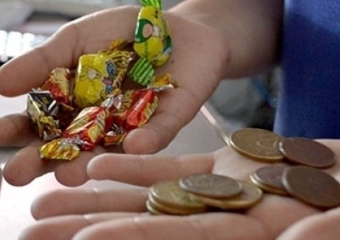 Campanha ‘balinha não é troco’ conscientiza consumidores e comércios em Manaus