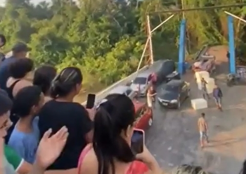 Balsa com 250 passageiros colide contra ilha no Rio Amazonas